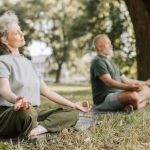 Manfaat Yoga Kursi Untuk Lansia Dengan Mobilitas Terbatas Meningkatkan Kualitas Hidup Dan Kebugaran Di Usia Senja