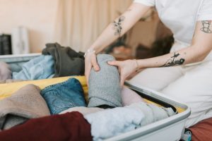Rahasia Perjalanan Bisnis Yang Rapi Tips Mengemas Jas Agar Tidak Kusut Dalam Koper