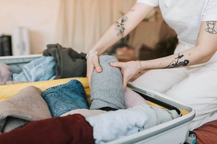 Rahasia Perjalanan Bisnis Yang Rapi Tips Mengemas Jas Agar Tidak Kusut Dalam Koper